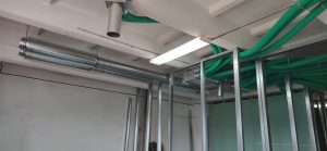 rozvod od jednotky k rozdeľovačom je z pozinkovaného spiro potrubia a domový rozvod realizovaný prostredníctvom Flex potrubia s úpravou Hygienic
